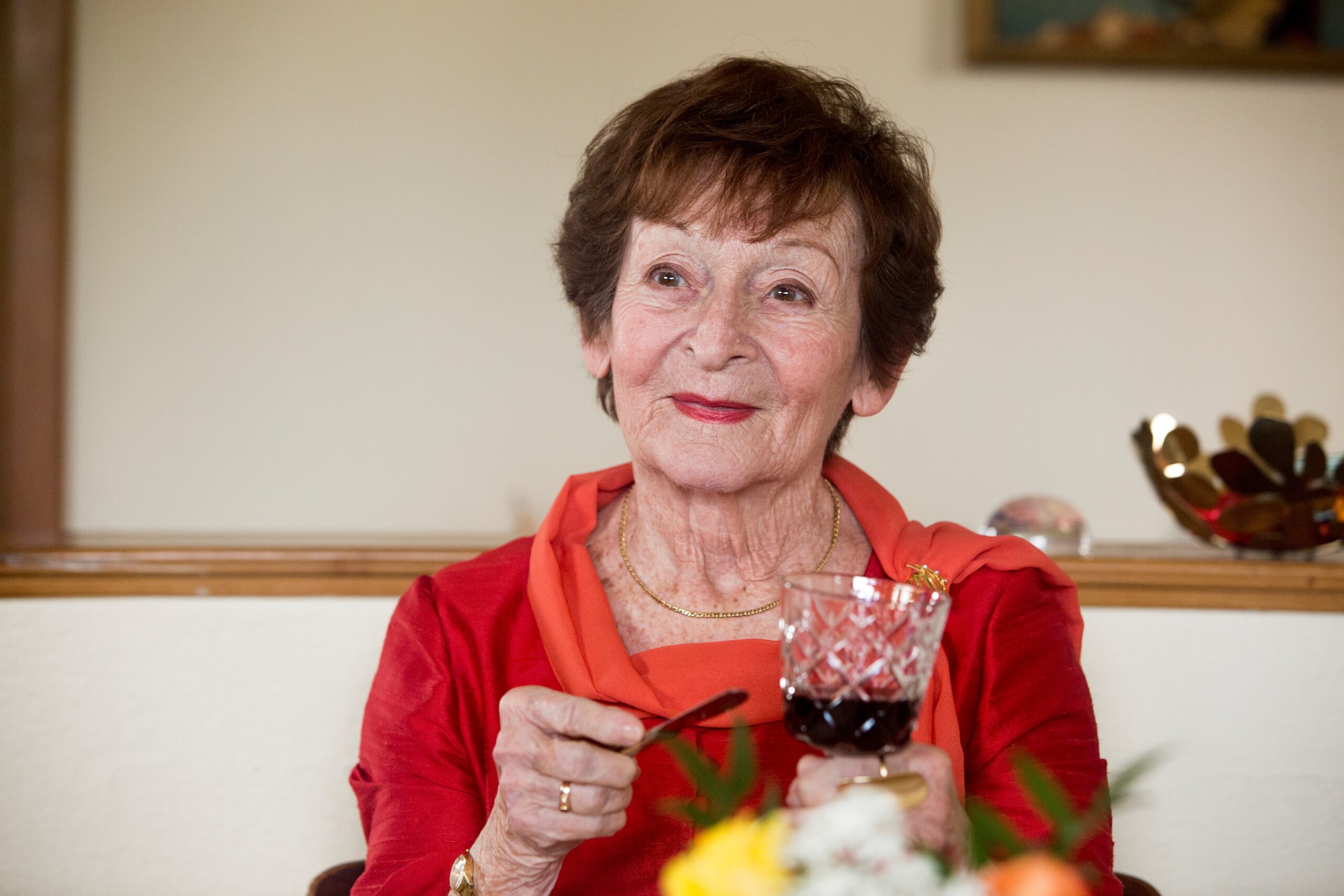 Gertrud denkt, sie sei dement – und möchte abtreten. Doch weder Sterbehelfer noch Familie oder Verehrer spielen wunschgemäss mit...