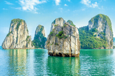 Die Halong-Bucht im nordöstlichen Vietnam ist für ihr smaragdgrünes Wasser und die Tausende hoch aufragenden, von Regenwald bedeckten Kalksteininseln bekannt