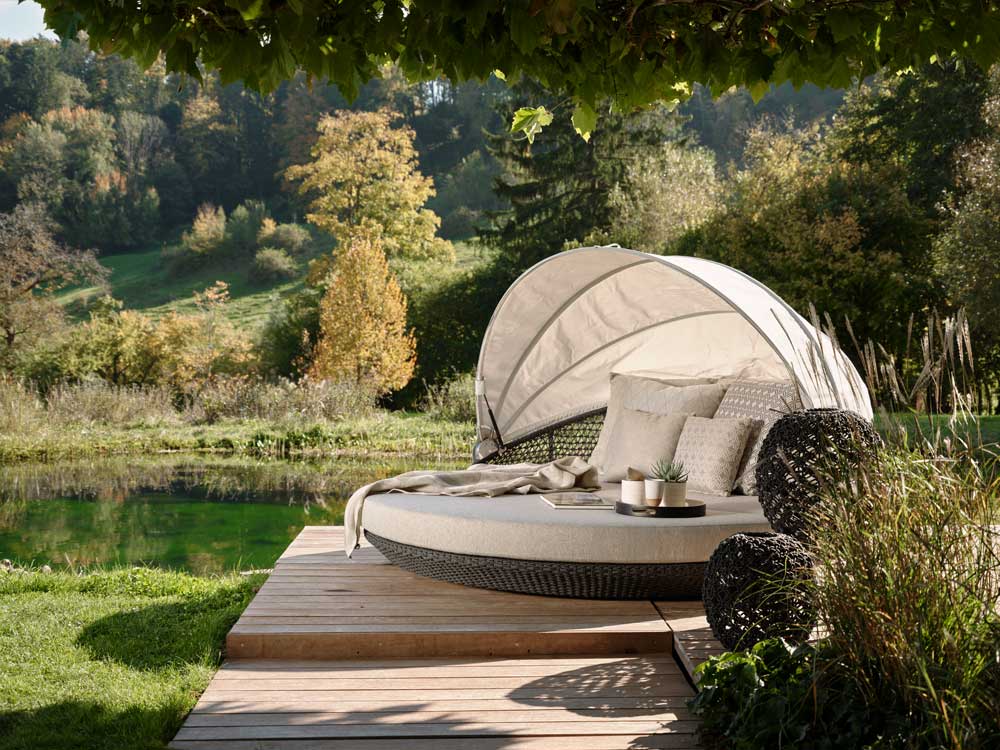 Die grosszügige 360° drehbare Sonneninsel MEDULIN aus Rope-Geflecht und komfortablem Sonnendach.