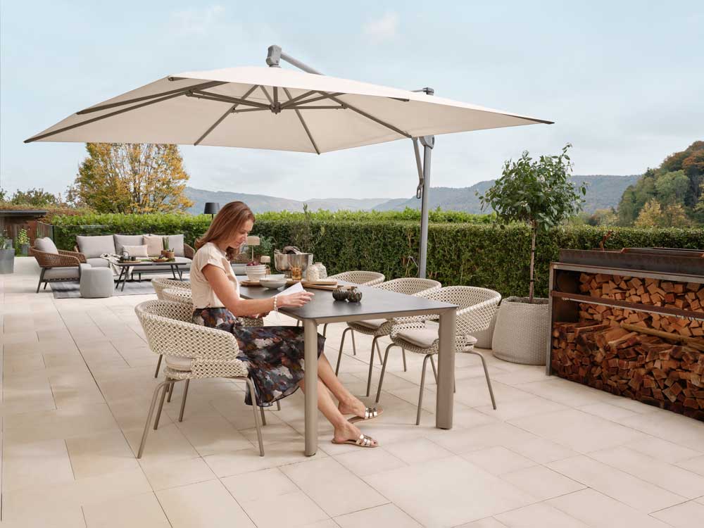 Der Gartentisch Colares mit den trendigen Santiago Gartenstühlen aus Polyrattangeflecht.